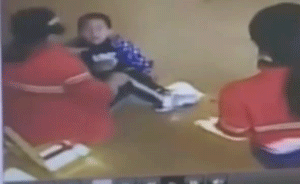 3岁男童被老师殴打,母亲看监控后痛哭