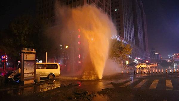 郑州一暖气管道爆裂，水柱喷涌10余米