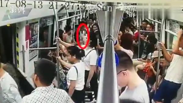 深圳地铁：一乘客跑动引集体慌乱奔跑