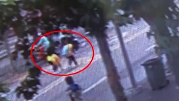 现金散落街头:学生上交,成人捡起溜走