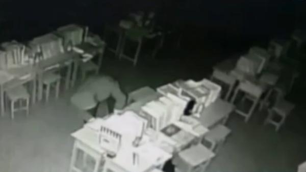 男子进母校偷2万元物品,女厕所待一晚
