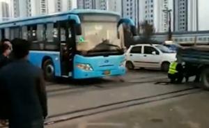 兇險(xiǎn)!公交拋錨鐵道口,民警攔貨車(chē)拖離