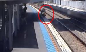 婴儿车掉入铁轨，列车进站前被救出