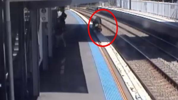 婴儿车掉入铁轨，列车进站前被救出