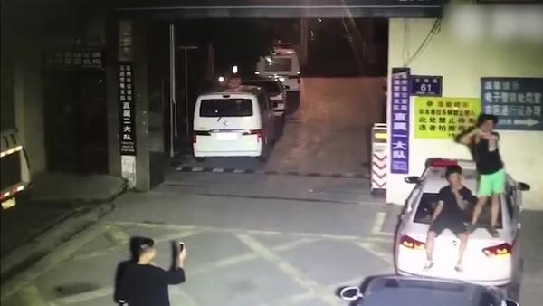 3男子警车上尬舞:未满18岁均不拘留