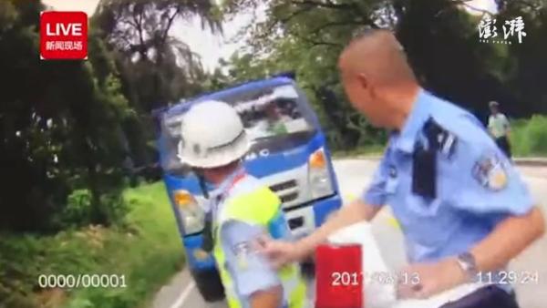 南宁:司机抗法,驾车撞警车持刀追警察