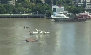上海黄浦江一船碰撞后翻扣，2 人救起1人失踪搜救仍在进行