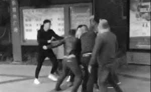 南京一快递小哥与客户发生口角后遭十多人围殴，警方已立案