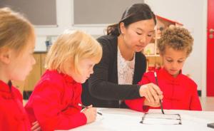 新华社探访欧洲首家中英双语小学：家长认为孩子必须掌握中文