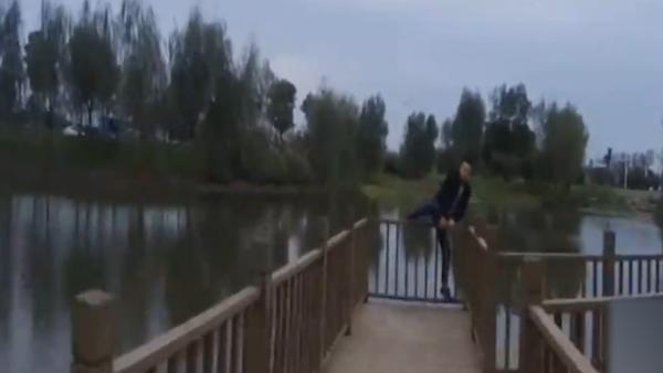 酒驾男子换座,被识破后飞奔跳池溏