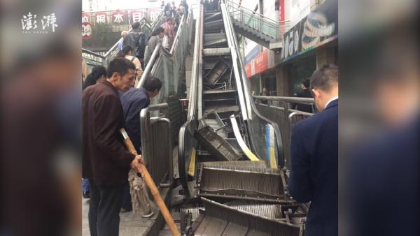 重庆：自动扶梯运行时突垮塌，台阶滚落