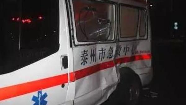 救护车送病人闯红灯被撞，女医生受伤