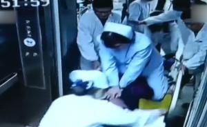 患者突发病，护士“跳上”担架跪着救人