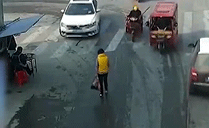 本本族上路太慌张,忘踩刹车撞翻烧饼摊