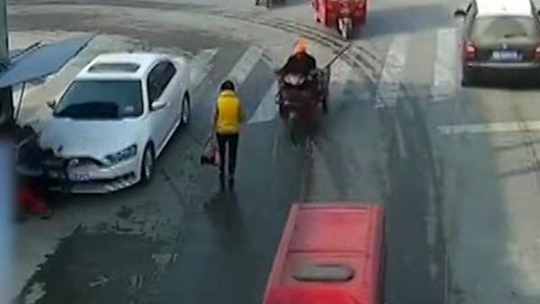 本本族上路太慌张,忘踩刹车撞翻烧饼摊