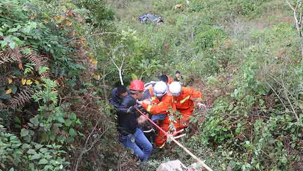 越野车坠百米深崖7人受伤：含4名学生