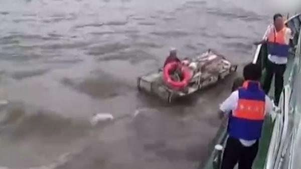 打渔男子和狗长江上漂流6小时被救