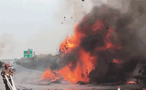 “双11”浙江高速公路一货车起火，4500多件快递被烧毁