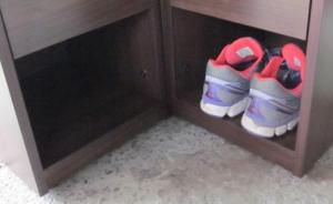 将小区住户门外鞋柜里的11双鞋偷光 ，杭州一男子被刑拘