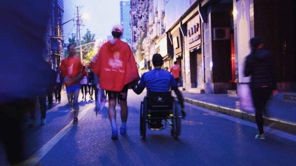 一个人的轮椅马拉松，习惯不向命运低头