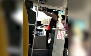 公交上女子高声打电话，司机劝阻遭辱骂