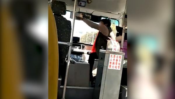 公交上女子高声打电话,司机劝阻遭辱骂