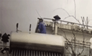 上海一水箱清洗工在屋顶脱裤后下蹲，物管负责人：为了换内裤
