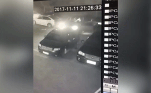 泄私愤,男子驾路虎停车场疯撞十余车
