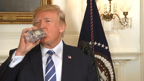 特朗普喝水遭嘲：去年刚刚调侃过别人