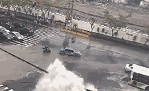 上海一路口水管爆裂水柱高2米，积水蔓延周边市民赤脚而过