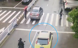 “横车”礼让老人车主:气愤其他车不停