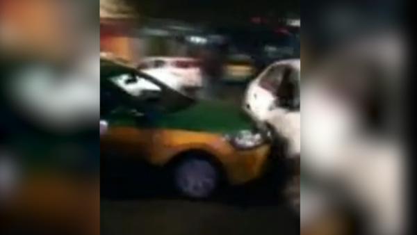 抢客起争执，出租车3次撞向专线车