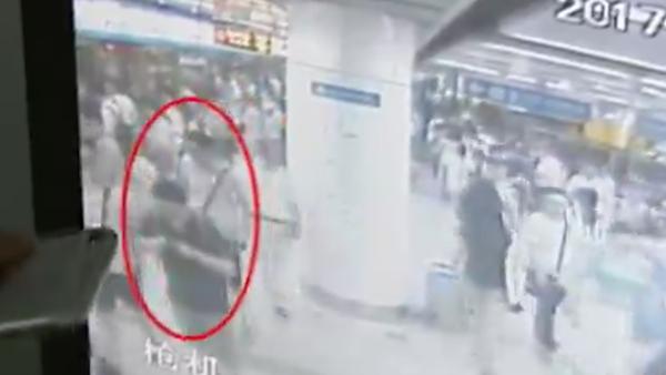 南京地铁猥亵女乘客男子：系公司主管