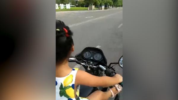 小女孩开摩托车飞奔，其父被扣17分