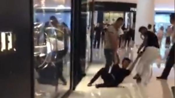 无锡恒隆广场：一男子遭多人殴打并拖行