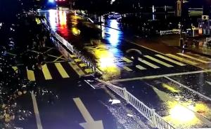 杭州男子雨夜斑马线旁飞跃隔离护栏过马路，踩翻护栏五体投地