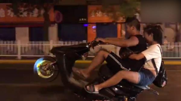西安街头摩托载人“炫技”，4人被抓