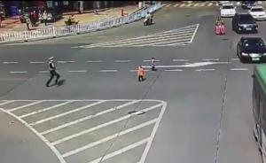 3岁幼童结伴逃离早教中心,冲入车流中