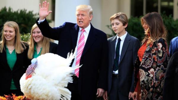 特朗普首次赦免火鸡，不忘调侃奥巴马
