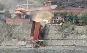 宣威一煤矿员工开装载机冲向讨债者，将卡车轿车撞下十米高台