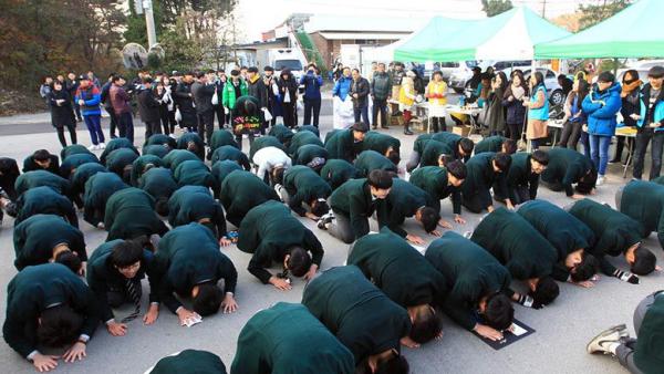 韩国高考开考，后辈学生跪地加油祝福
