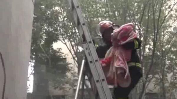 小区失火多人被困，消防抱出未满月婴儿