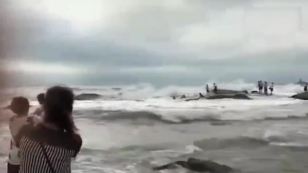 多名游客礁石拍照被海浪卷走，2人遇难