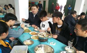 湖南桃江县长督查四中结核病疫情处置，与学生在食堂共进午餐