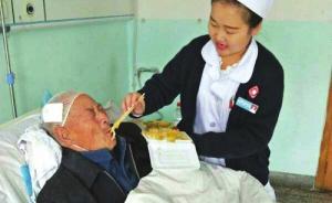 甘肃八旬流浪老人受伤医院悉心救治，痊愈返乡时跪谢医护人员