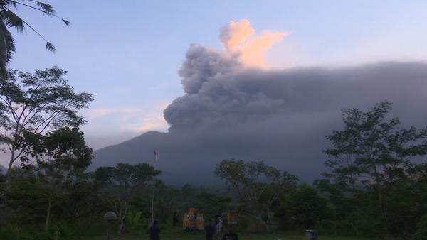 巴厘岛火山爆发在即，十公里内居民疏散