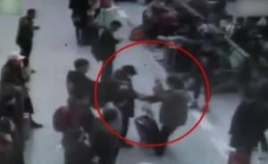 女子掌掴火车站工作人员:我要去找媒体