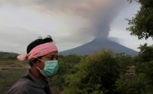 巴厘岛火山喷发警戒调至最高级：机场关闭，445个航班取消
