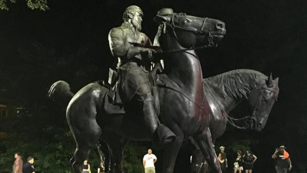 巴尔的摩连夜挪走4座雕像以防种族冲突