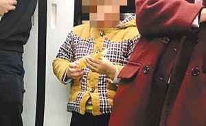 重庆地铁一小孩抢夺乘客蛋卷，家长不制止还说“吃完了再要”
